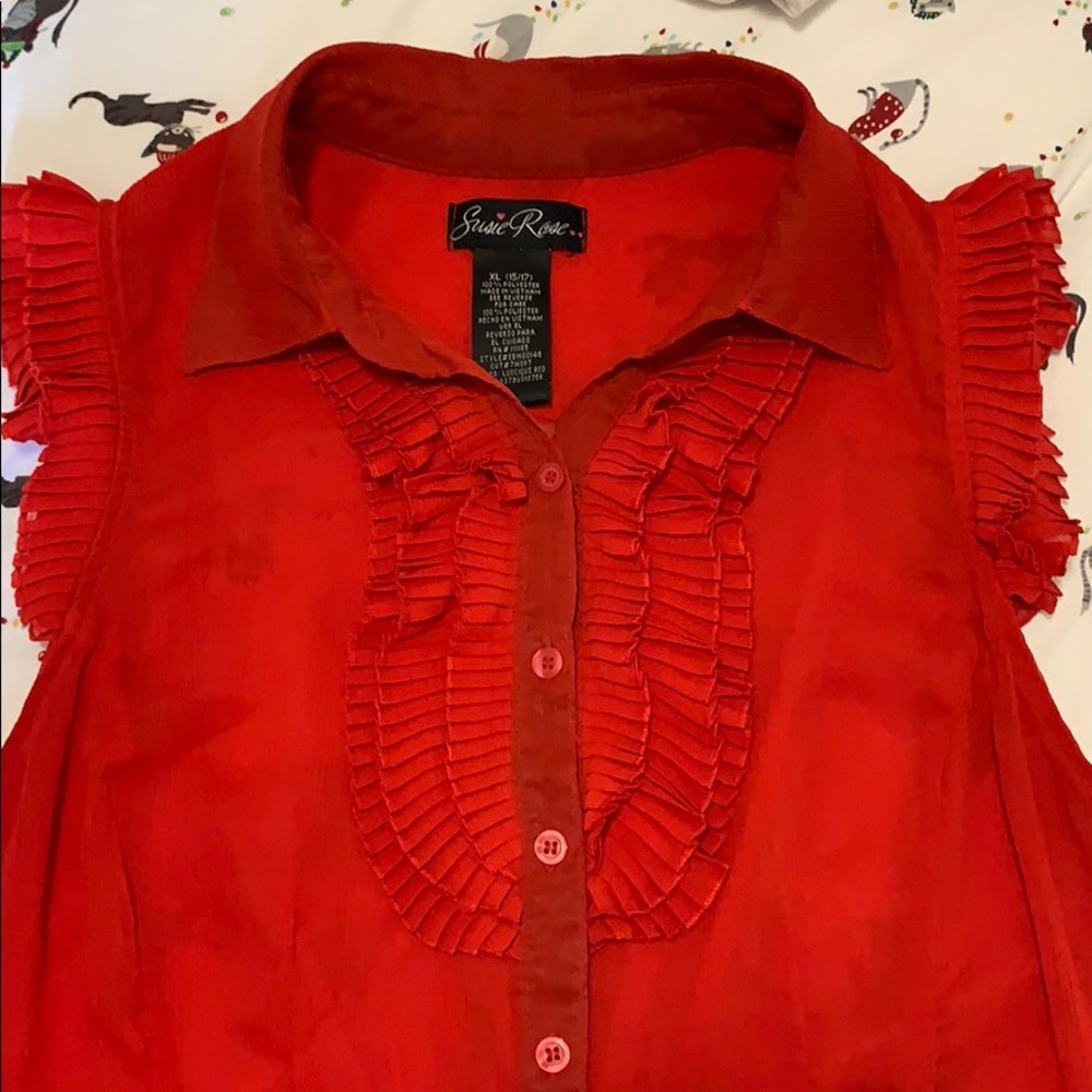 Cute red top!